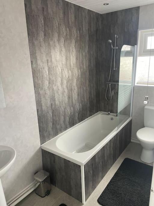 Fantastic Full 3 Bedroom Modern Apartment Belfast Bagian luar foto